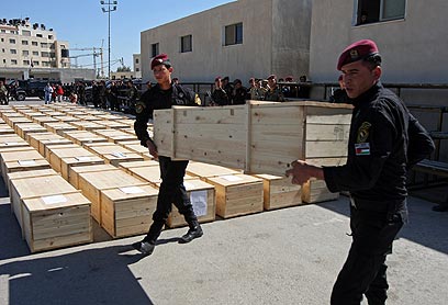לאחר הטקס, המחבלים נקברו בערים שונות בגדה (צילום: AFP)