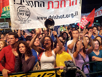 דופקים על סירים בהפגנה בתל אביב (צילום: מוטי קמחי)