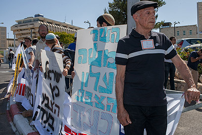 תושבי שכונת האולפנה מפגינים בירושלים, היום (צילום: אוהד צויגנברג)