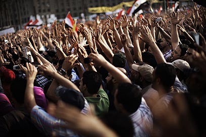 יישפך כאן דם ברחובות. המונים בכיכר א-תחריר  (צילום: AFP)
