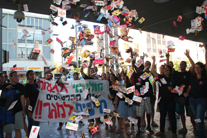 הכרטיסים שנאספו הושלכו בכניסה לבניין העירייה. תל-אביב, אמש (צילום: רון בארי)