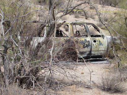 הרכב השרוף שבו נמצאו הגופות (צילום: רויטרס)