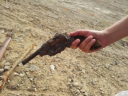 אקדח שהשתמר בבונקר בים המלח  (צילום: יואב זיתון)