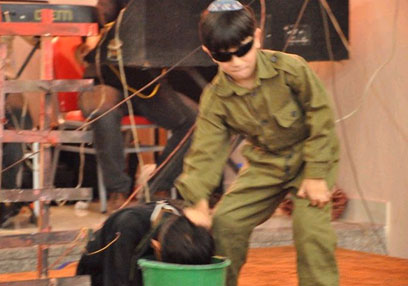 ילד מחופש לחייל צה"ל "מטביע" אסיר פלסטיני במסיבת הסיום