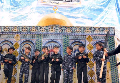 הילדים על רקע מסגד בהר הבית