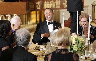 אובמה עושה צחוקים בשולחן, כשלימינו פרס ואשתו מישל (צילום: רויטרס)