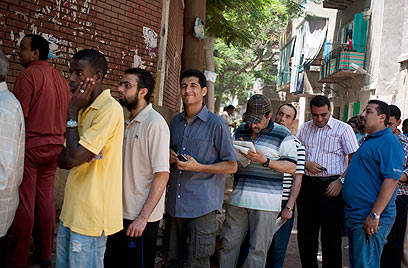 תור מחוץ לקלפי בקהיר (צילום: MCT)