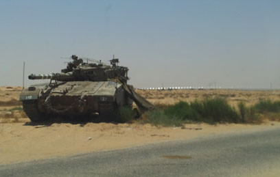 הטנק ליד הגבול, היום אחרי הפיגוע (צילום: יואב זיתון)