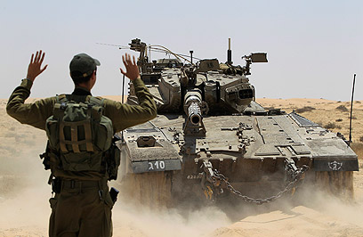 חייל ישראלי מכוון טנק בגבוע מצרים (צילום: AP)