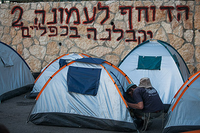 אוהלים של הממתינים לכוחות הביטחון היום בשכונה (צילום: אוהד צויגנברג)