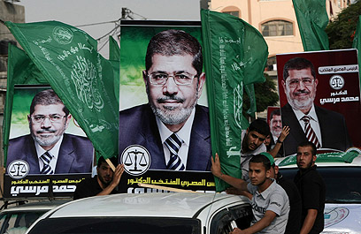 דגלי חמאס ותמונות מורסי בעזה, היום (צילום: AFP)