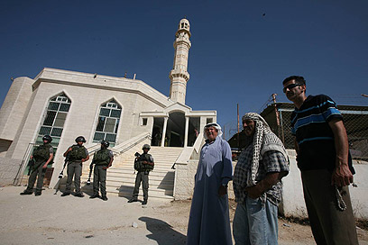 תושבים ליד המסגד (צילום: גיל יוחנן)
