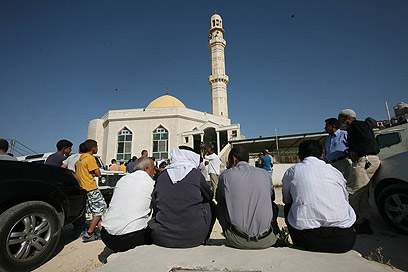 התכנסות ליד המסגד, הבוקר (צילום: גיל יוחנן)
