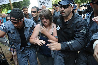 דפני ליף מובלת בידי עשרות שוטרים  (צילום: ירון ברנר)