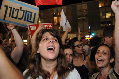 דפני ליף בהפגנה הלילה בתל-אביב (צילום: ירון ברנר)