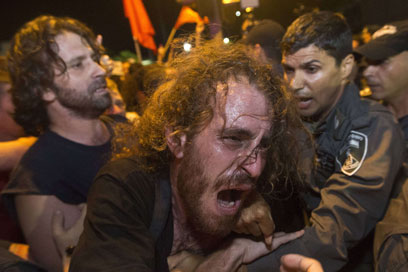 "בתופעות של ונדליזם ואלימות יש לטפל ביד קשה". ההפגנה אמש בתל-אביב (צילום: AFP)