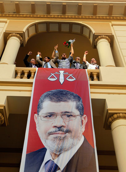 עושים כבוד לנשיא החדש של מצרים (צילום: AP)