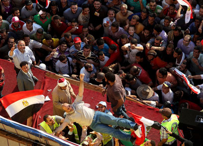 המונים צוהלים בקהיר. "גשרים בחברה המצרית" (צילום: AFP)