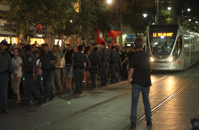 על הפסים. מפגינים מול שוטרים בירושלים (צילום: שמואל פרידמן)