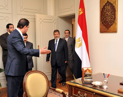 מורסי נכנס ללשכת מובארק. אתגר פוליטי (צילום: AFP, EGYPTIAN PRESIDENCY )
