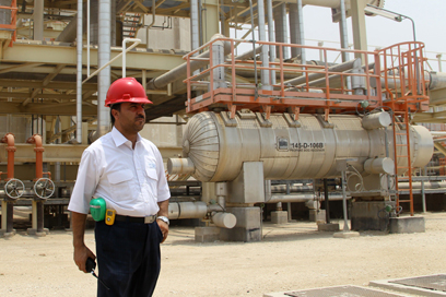 מתקן לזיקוק נפט באיראן. פועלי נפט לא חתמו על העצומה (צילום: AFP)