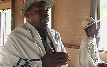 תפילה בבית הכנסת בניגריה 