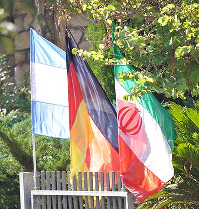 דגל איראן לצד דגלי גרמניה וארגנטינה