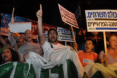 "כולם משרתים". מפגינים בתל אביב, הערב (צילום: ירון ברנר)