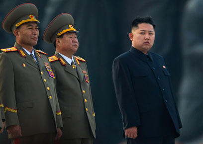 מנהיג צפון קוריאה קים ג'ונג און עם מפקדי הצבא                      (צילום: AP)