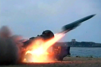 צבא סוריה מתרגל שיגור טילים (צילום: EPA)
