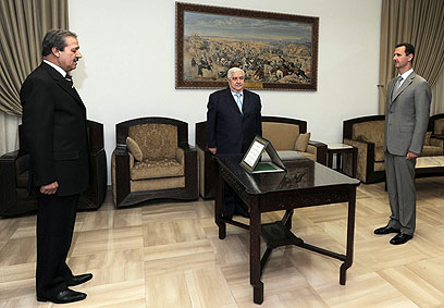 "הנשיא הסורי הוא זאב בודד שנדחק לפינה". אסד, מועלם ופארס (צילום: AP)