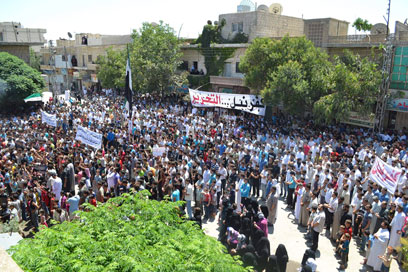 מפגינים נגד משטר אסד באידליב (צילום: רויטרס)