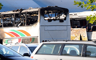 אחד האוטובוסים שנפגעו בבורגס (צילום: AFP)