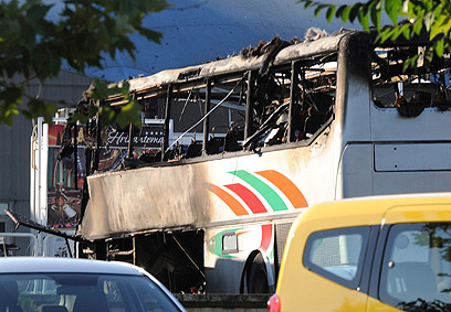 האוטובוס, זמן לא רב לאחר הפיצוץ (צילום: רויטרס)
