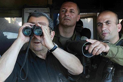 שר הביטחון ברק ברמת הגולן. עוקבים בדריכות (צילום: אביהו שפירא)