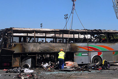 האוטובוס שבו פוצץ עצמו המחבל בבורגס (צילום: AP)