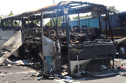 אוטובוס התיירים הישראלים שהיה מטרת הפיגוע לפני חודשיים (צילום: AP)
