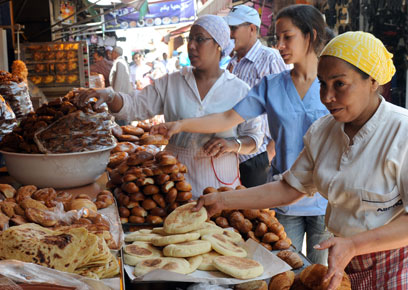 עורכים קניות לרמדאן במרוקו (צילום: AFP)