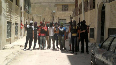 חמושים בעיר חמה (צילום: רויטרס)
