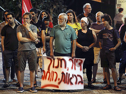 מפגינים לזכר סילמן, הערב בחיפה (צילום: אבישג שאר-ישוב)