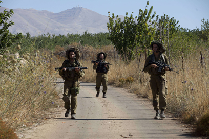 "הצבא מחזק את הגבול ומוסיף עוד גדרות תיל" (צילום: AFP)