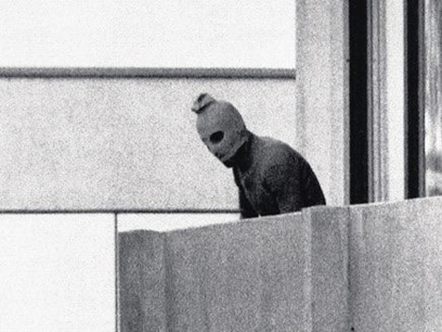 אחד המחבלים במרפסת הבית במינכן, 1972 (צילום: AP)