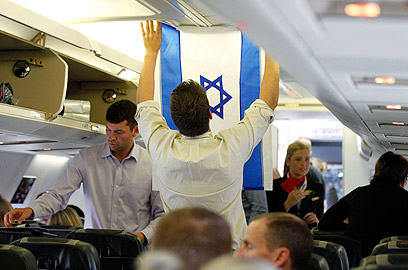 דגל ישראלי מונף במטוס המועמד הרפובליקני (צילום: רויטרס)