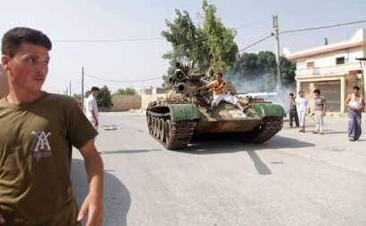 מורדים בכפר אנדן שליד חלב (צילום: AFP)