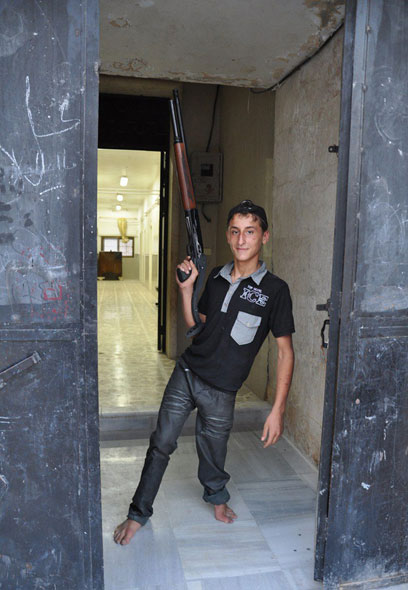 מורד שומר על בית החולים בסלאח א-דין (צילום: AFP)