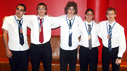 משמאל לימין: חן סולומון (ארד), איתי רובינשטיין (כסף), איתי כנען הרפז (כסף), יגאל זגלמן (ארד) ועדן סגל (ארד)