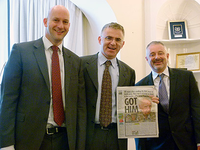 השגריר בלונדון (במרכז) עם שני עיתונאי "הסאן" (צילום: אמיר אופק, דובר השגרירות )