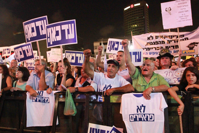 מפגינים נגד נתניהו, הערב בתל אביב (צילום: עידו ארז)