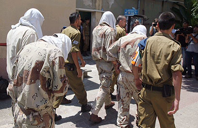 החיילים החשודים במעשה מובאים להארכת מעצר (צילום: מוטי קמחי)