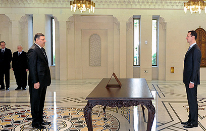 חיג'אב נשבע בפני הנשיא אסד ביוני (צילום: EPA)